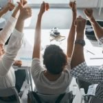 Dans un environnement économique en constante mutation, se contenter de maintenir le cap n'est plus suffisant. Chaque dirigeant d'entreprise, chaque entrepreneur, aspire à une croissance continue, à innover et à se démarquer. Mais comment concrètement faire passer votre entreprise au niveau supérieur ? Cela nécessite une vision claire, des stratégies audacieuses et l'application de conseils d'experts éprouvés. Cet article explore les leviers essentiels pour transformer votre ambition en succès tangible, sans jamais vous écarter de notre contenu principal. Pourquoi chercher à faire passer votre entreprise au niveau supérieur ? La stagnation est le premier signe de déclin. Chercher à faire passer votre entreprise au niveau supérieur n'est pas seulement une question d'augmentation de chiffre d'affaires ; c'est aussi : Assurer la pérennité : S'adapter, innover et grandir permet à l'entreprise de rester pertinente face aux évolutions du marché et de la concurrence. Attirer et retenir les talents : Une entreprise en croissance offre des perspectives et un environnement stimulant, attirant les meilleurs profils. Augmenter la valeur de l'entreprise : Une entreprise dynamique et performante est plus attractive pour les investisseurs ou en cas de revente. Réaliser sa vision : Atteindre de nouveaux paliers permet de concrétiser des objectifs plus ambitieux et de laisser une empreinte plus significative. Les Conseils d'Experts pour une Croissance Stratégique Pour faire passer votre entreprise au niveau supérieur, l'adoption de stratégies clés est indispensable. Voici des conseils d'experts structurés pour vous guider. 1. Redéfinir et Affiner votre Vision et vos Objectifs Avant toute action, il est crucial de (re)visiter votre vision à long terme. Conseil d'Expert : Réévaluez votre mission et vos valeurs. Assurez-vous qu'elles sont toujours alignées avec le marché actuel et vos ambitions. Une vision claire est un phare pour toute l'entreprise. Conseil d'Expert : Fixez des objectifs SMART (Spécifiques, Mesurables, Atteignables, Réalistes, Temporellement définis). Au lieu de "augmenter les ventes", visez "augmenter les ventes de 20% sur le produit X dans les six prochains mois grâce à la nouvelle stratégie marketing". 2. Optimiser l'Expérience Client : Le Cœur de la Croissance La satisfaction client est le moteur de la fidélisation et du bouche-à-oreille. Pour faire passer votre entreprise au niveau supérieur, l'excellence de l'expérience client est non négociable. Conseil d'Expert : Écoutez activement vos clients. Mettez en place des enquêtes de satisfaction, des systèmes de feedback et analysez les données des interactions. Les retours clients sont une mine d'or pour l'amélioration. Conseil d'Expert : Personnalisez l'interaction. Utilisez les données clients pour offrir des produits, services ou communications adaptés à leurs besoins spécifiques. La personnalisation crée de la valeur perçue. Conseil d'Expert : Fluidifiez le parcours client. Identifiez les points de friction dans le parcours de votre client (achat, support, utilisation) et mettez en place des solutions pour les éliminer. 3. Innover et Différencier votre Offre Dans un marché concurrentiel, l'innovation est un facteur clé pour faire passer votre entreprise au niveau supérieur. Conseil d'Expert : Investissez dans la Recherche et le Développement (R&D). Allouez une partie de vos ressources à l'exploration de nouvelles idées, de nouvelles technologies ou de nouvelles façons de résoudre les problèmes de vos clients. Conseil d'Expert : Surveillez la concurrence, mais ne la copiez pas. Identifiez ce qui vous rend unique (votre proposition de valeur unique) et amplifiez-le. La différenciation est votre atout majeur. Conseil d'Expert : Adoptez une culture de l'expérimentation. Encouragez les équipes à tester de nouvelles approches, même si certaines échouent. L'échec est une étape de l'apprentissage. 4. Renforcer votre Marque et votre Stratégie Marketing Une marque forte et une communication efficace sont cruciales pour faire passer votre entreprise au niveau supérieur. Conseil d'Expert : Affinez votre identité de marque. Votre logo, vos messages, votre ton de voix doivent être cohérents et distinctifs. Conseil d'Expert : Maîtrisez le marketing digital. Optimisez votre présence en ligne (SEO, réseaux sociaux, contenu marketing). Utilisez les données pour cibler vos campagnes publicitaires de manière ultra-précise. Conseil d'Expert : Exploitez le marketing d'influence et les partenariats stratégiques. Collaborer avec des acteurs crédibles de votre secteur peut démultiplier votre portée et votre légitimité. Conseil d'Expert : Misez sur le marketing de contenu. Produisez des articles, des vidéos ou des podcasts qui apportent de la valeur à votre audience, vous positionnant comme une référence. 5. Optimiser vos Opérations et vos Processus Internes La croissance exige des fondations solides et une efficacité opérationnelle. Conseil d'Expert : Automatisez les tâches répétitives. Des outils de gestion de la relation client (CRM) aux systèmes de gestion de projet, l'automatisation libère du temps pour des tâches à plus forte valeur ajoutée. Conseil d'Expert : Adoptez une culture de l'amélioration continue. Incitez vos équipes à identifier les inefficacités et à proposer des solutions. Des méthodologies comme Lean ou Agile peuvent être bénéfiques. Conseil d'Expert : Mettez en place des indicateurs de performance clés (KPIs) pertinents. Suivez ce qui compte vraiment pour votre croissance et prenez des décisions basées sur des données concrètes. 6. Développer votre Capital Humain Les équipes sont le moteur de l'entreprise. Pour faire passer votre entreprise au niveau supérieur, investissez dans vos collaborateurs. Conseil d'Expert : Recrutez des talents qui partagent votre vision et vos valeurs. La culture d'entreprise est essentielle. Conseil d'Expert : Formez et développez les compétences de vos équipes. Des collaborateurs bien formés sont plus performants et plus engagés. Conseil d'Expert : Déléguez et responsabilisez. Donnez de l'autonomie à vos équipes, encouragez l'initiative et la prise de décision. Conseil d'Expert : Instaurez une culture de feedback constructif. Les retours réguliers aident à la croissance individuelle et collective. La Mise en Œuvre : L'Action est la Clé Les conseils d'experts pour faire passer votre entreprise au niveau supérieur ne sont valables que s'ils sont mis en pratique. Commencez par une auto-évaluation honnête de votre situation actuelle, identifiez les domaines prioritaires et mettez en place un plan d'action détaillé. N'ayez pas peur d'expérimenter, d'apprendre de vos erreurs et de vous adapter. La croissance n'est pas une destination, mais un voyage. Chaque étape, chaque défi relevé, chaque innovation, vous rapproche de la vision d'une entreprise plus forte, plus résiliente et plus performante. En appliquant ces principes et en cultivant un esprit d'amélioration continue, votre entreprise est non seulement prête à atteindre le niveau supérieur, mais à le dépasser, ouvrant la voie à de nouvelles opportunités et à un succès durable.