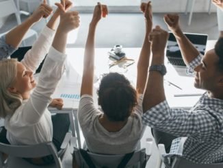 Dans un environnement économique en constante mutation, se contenter de maintenir le cap n'est plus suffisant. Chaque dirigeant d'entreprise, chaque entrepreneur, aspire à une croissance continue, à innover et à se démarquer. Mais comment concrètement faire passer votre entreprise au niveau supérieur ? Cela nécessite une vision claire, des stratégies audacieuses et l'application de conseils d'experts éprouvés. Cet article explore les leviers essentiels pour transformer votre ambition en succès tangible, sans jamais vous écarter de notre contenu principal. Pourquoi chercher à faire passer votre entreprise au niveau supérieur ? La stagnation est le premier signe de déclin. Chercher à faire passer votre entreprise au niveau supérieur n'est pas seulement une question d'augmentation de chiffre d'affaires ; c'est aussi : Assurer la pérennité : S'adapter, innover et grandir permet à l'entreprise de rester pertinente face aux évolutions du marché et de la concurrence. Attirer et retenir les talents : Une entreprise en croissance offre des perspectives et un environnement stimulant, attirant les meilleurs profils. Augmenter la valeur de l'entreprise : Une entreprise dynamique et performante est plus attractive pour les investisseurs ou en cas de revente. Réaliser sa vision : Atteindre de nouveaux paliers permet de concrétiser des objectifs plus ambitieux et de laisser une empreinte plus significative. Les Conseils d'Experts pour une Croissance Stratégique Pour faire passer votre entreprise au niveau supérieur, l'adoption de stratégies clés est indispensable. Voici des conseils d'experts structurés pour vous guider. 1. Redéfinir et Affiner votre Vision et vos Objectifs Avant toute action, il est crucial de (re)visiter votre vision à long terme. Conseil d'Expert : Réévaluez votre mission et vos valeurs. Assurez-vous qu'elles sont toujours alignées avec le marché actuel et vos ambitions. Une vision claire est un phare pour toute l'entreprise. Conseil d'Expert : Fixez des objectifs SMART (Spécifiques, Mesurables, Atteignables, Réalistes, Temporellement définis). Au lieu de "augmenter les ventes", visez "augmenter les ventes de 20% sur le produit X dans les six prochains mois grâce à la nouvelle stratégie marketing". 2. Optimiser l'Expérience Client : Le Cœur de la Croissance La satisfaction client est le moteur de la fidélisation et du bouche-à-oreille. Pour faire passer votre entreprise au niveau supérieur, l'excellence de l'expérience client est non négociable. Conseil d'Expert : Écoutez activement vos clients. Mettez en place des enquêtes de satisfaction, des systèmes de feedback et analysez les données des interactions. Les retours clients sont une mine d'or pour l'amélioration. Conseil d'Expert : Personnalisez l'interaction. Utilisez les données clients pour offrir des produits, services ou communications adaptés à leurs besoins spécifiques. La personnalisation crée de la valeur perçue. Conseil d'Expert : Fluidifiez le parcours client. Identifiez les points de friction dans le parcours de votre client (achat, support, utilisation) et mettez en place des solutions pour les éliminer. 3. Innover et Différencier votre Offre Dans un marché concurrentiel, l'innovation est un facteur clé pour faire passer votre entreprise au niveau supérieur. Conseil d'Expert : Investissez dans la Recherche et le Développement (R&D). Allouez une partie de vos ressources à l'exploration de nouvelles idées, de nouvelles technologies ou de nouvelles façons de résoudre les problèmes de vos clients. Conseil d'Expert : Surveillez la concurrence, mais ne la copiez pas. Identifiez ce qui vous rend unique (votre proposition de valeur unique) et amplifiez-le. La différenciation est votre atout majeur. Conseil d'Expert : Adoptez une culture de l'expérimentation. Encouragez les équipes à tester de nouvelles approches, même si certaines échouent. L'échec est une étape de l'apprentissage. 4. Renforcer votre Marque et votre Stratégie Marketing Une marque forte et une communication efficace sont cruciales pour faire passer votre entreprise au niveau supérieur. Conseil d'Expert : Affinez votre identité de marque. Votre logo, vos messages, votre ton de voix doivent être cohérents et distinctifs. Conseil d'Expert : Maîtrisez le marketing digital. Optimisez votre présence en ligne (SEO, réseaux sociaux, contenu marketing). Utilisez les données pour cibler vos campagnes publicitaires de manière ultra-précise. Conseil d'Expert : Exploitez le marketing d'influence et les partenariats stratégiques. Collaborer avec des acteurs crédibles de votre secteur peut démultiplier votre portée et votre légitimité. Conseil d'Expert : Misez sur le marketing de contenu. Produisez des articles, des vidéos ou des podcasts qui apportent de la valeur à votre audience, vous positionnant comme une référence. 5. Optimiser vos Opérations et vos Processus Internes La croissance exige des fondations solides et une efficacité opérationnelle. Conseil d'Expert : Automatisez les tâches répétitives. Des outils de gestion de la relation client (CRM) aux systèmes de gestion de projet, l'automatisation libère du temps pour des tâches à plus forte valeur ajoutée. Conseil d'Expert : Adoptez une culture de l'amélioration continue. Incitez vos équipes à identifier les inefficacités et à proposer des solutions. Des méthodologies comme Lean ou Agile peuvent être bénéfiques. Conseil d'Expert : Mettez en place des indicateurs de performance clés (KPIs) pertinents. Suivez ce qui compte vraiment pour votre croissance et prenez des décisions basées sur des données concrètes. 6. Développer votre Capital Humain Les équipes sont le moteur de l'entreprise. Pour faire passer votre entreprise au niveau supérieur, investissez dans vos collaborateurs. Conseil d'Expert : Recrutez des talents qui partagent votre vision et vos valeurs. La culture d'entreprise est essentielle. Conseil d'Expert : Formez et développez les compétences de vos équipes. Des collaborateurs bien formés sont plus performants et plus engagés. Conseil d'Expert : Déléguez et responsabilisez. Donnez de l'autonomie à vos équipes, encouragez l'initiative et la prise de décision. Conseil d'Expert : Instaurez une culture de feedback constructif. Les retours réguliers aident à la croissance individuelle et collective. La Mise en Œuvre : L'Action est la Clé Les conseils d'experts pour faire passer votre entreprise au niveau supérieur ne sont valables que s'ils sont mis en pratique. Commencez par une auto-évaluation honnête de votre situation actuelle, identifiez les domaines prioritaires et mettez en place un plan d'action détaillé. N'ayez pas peur d'expérimenter, d'apprendre de vos erreurs et de vous adapter. La croissance n'est pas une destination, mais un voyage. Chaque étape, chaque défi relevé, chaque innovation, vous rapproche de la vision d'une entreprise plus forte, plus résiliente et plus performante. En appliquant ces principes et en cultivant un esprit d'amélioration continue, votre entreprise est non seulement prête à atteindre le niveau supérieur, mais à le dépasser, ouvrant la voie à de nouvelles opportunités et à un succès durable.