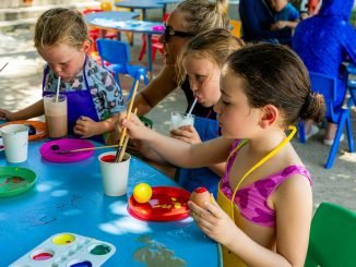 Enfants peignant des œufs