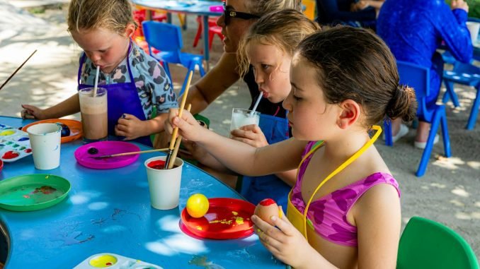 Enfants peignant des œufs