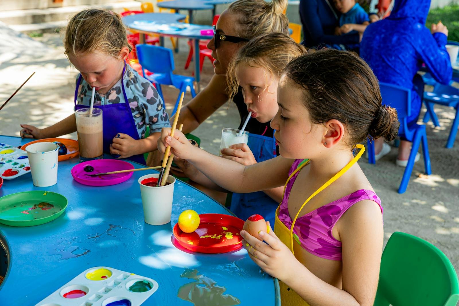 Enfants peignant des œufs