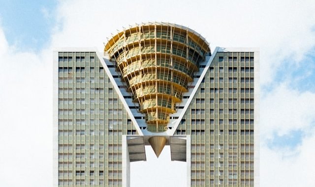 photographie d'une tour de guilde dorée et grise